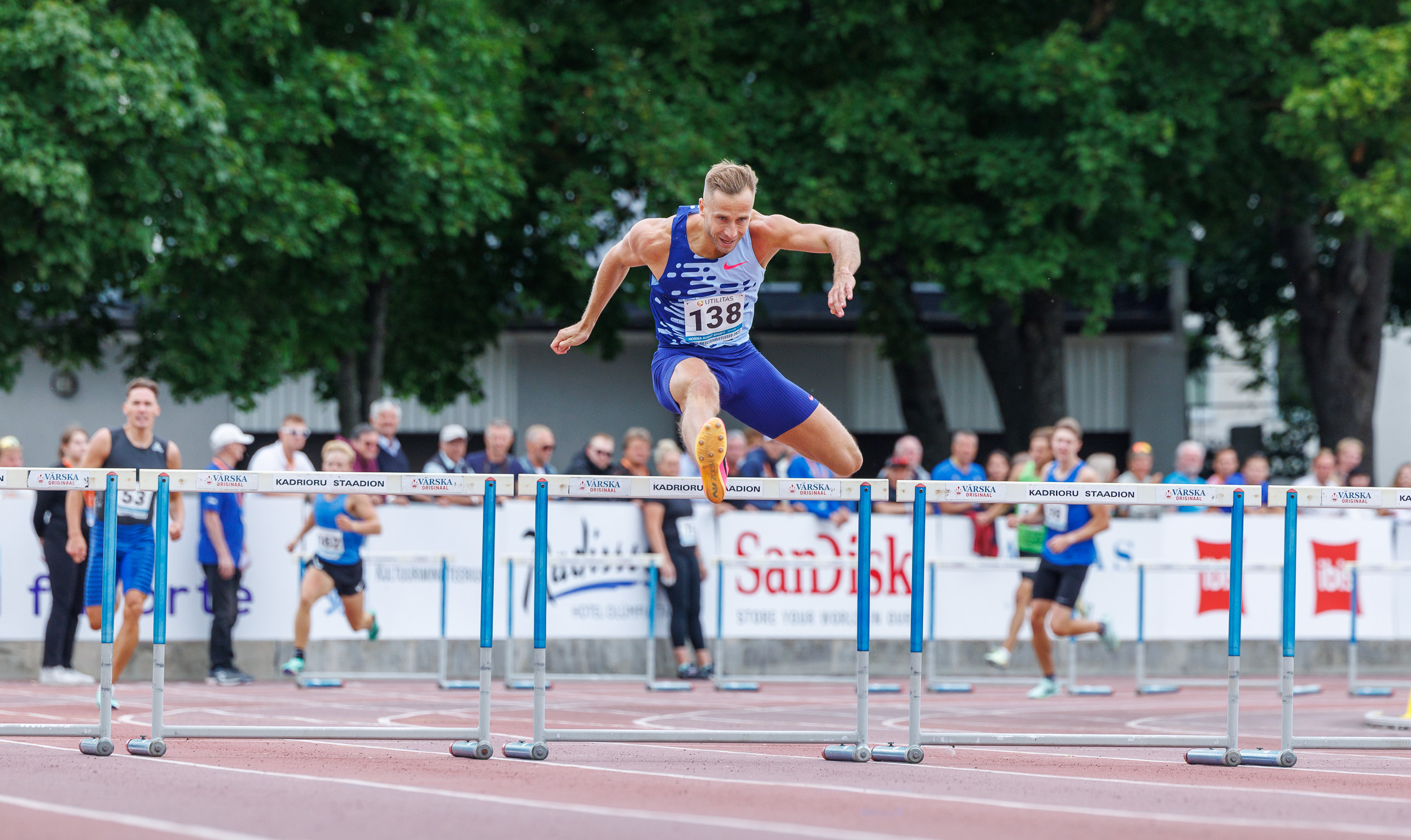 Бег с барьерами на 400м у мужчин